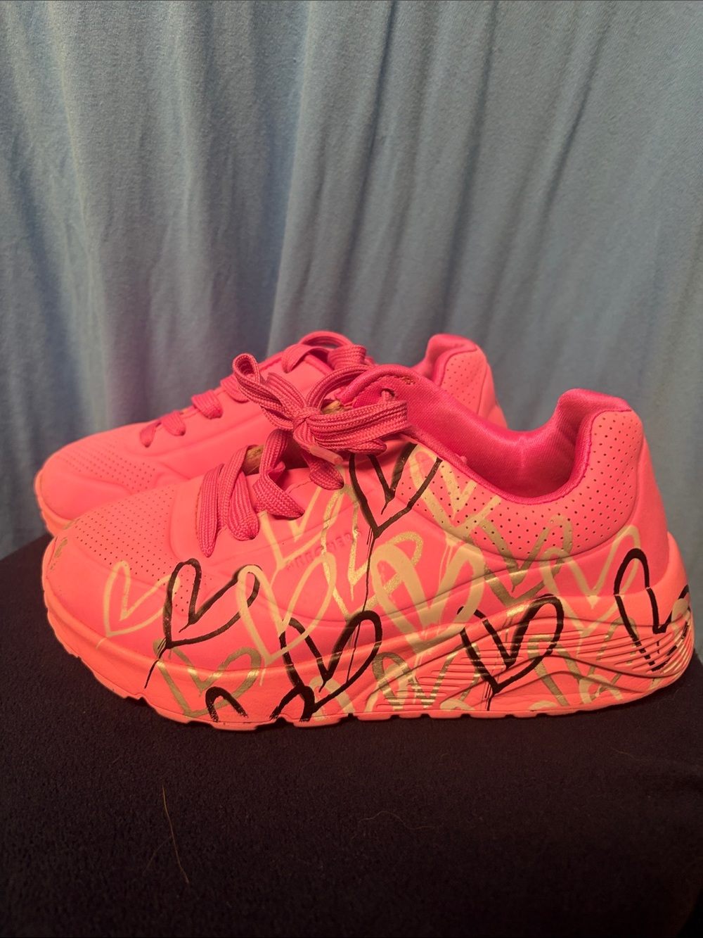 Girls size 2 Skechers athletic shoes in pink w/ hearts